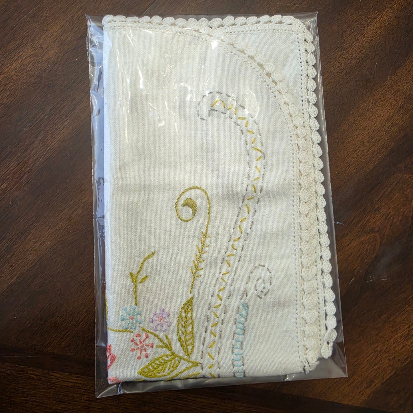 Vintage Embroidered Floral Scalloped Linen Placemat Dresser Scarf 17x10 Oblong