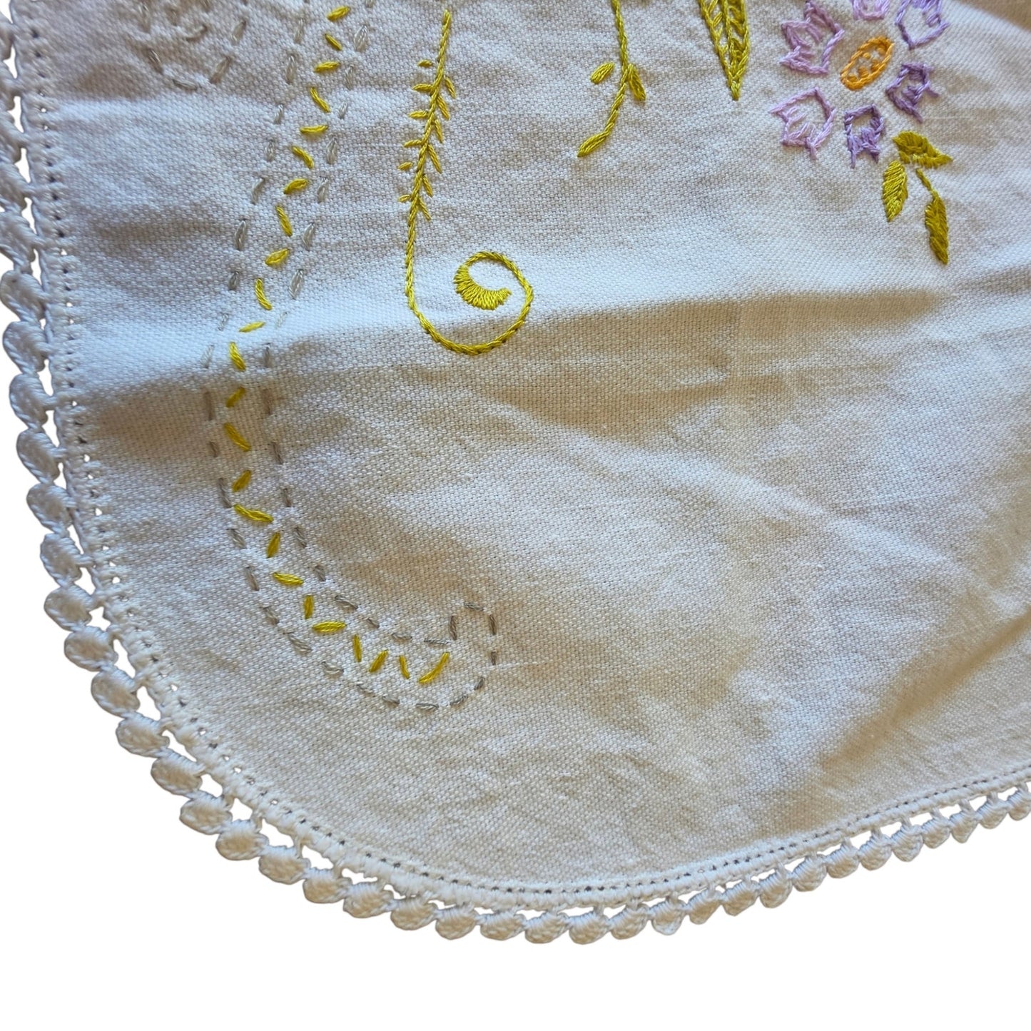 Vintage Embroidered Floral Scalloped Linen Placemat Dresser Scarf 17x10 Oblong