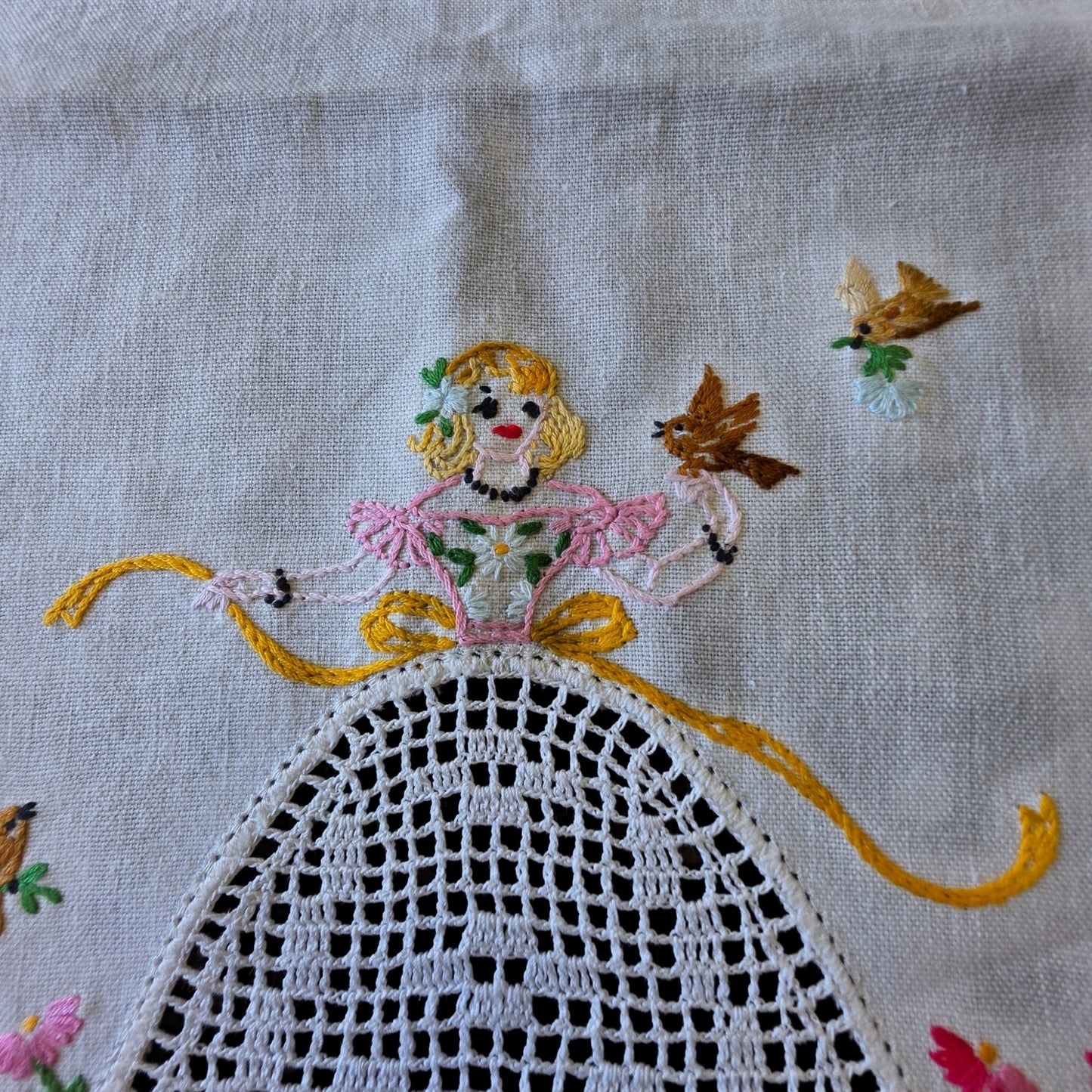Vintage 3 Pc Crinoline Lady Dresser Scarf Set Linen Crochet Lace Bow Flower Bird