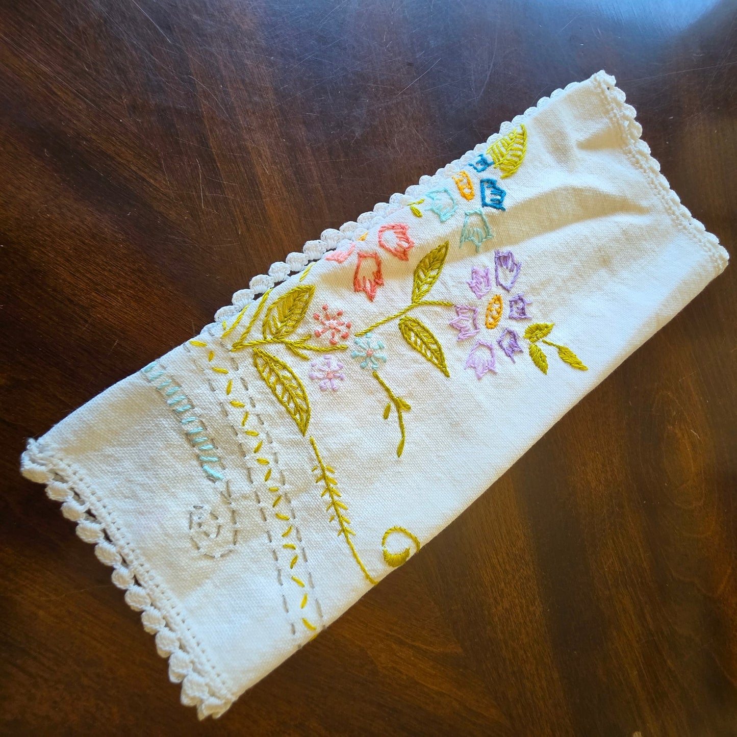 Vintage Embroidered Floral Scalloped Linen Placemat Dresser Scarf 17x10 Oblong