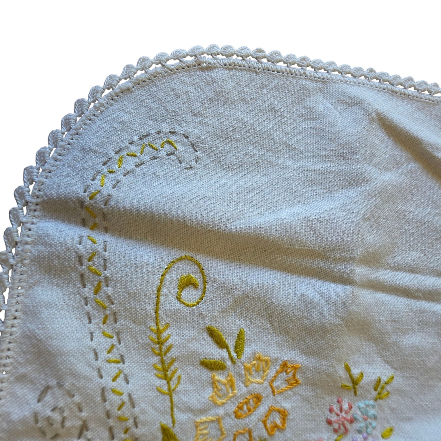 Vintage Embroidered Floral Scalloped Linen Placemat Dresser Scarf 17x10 Oblong