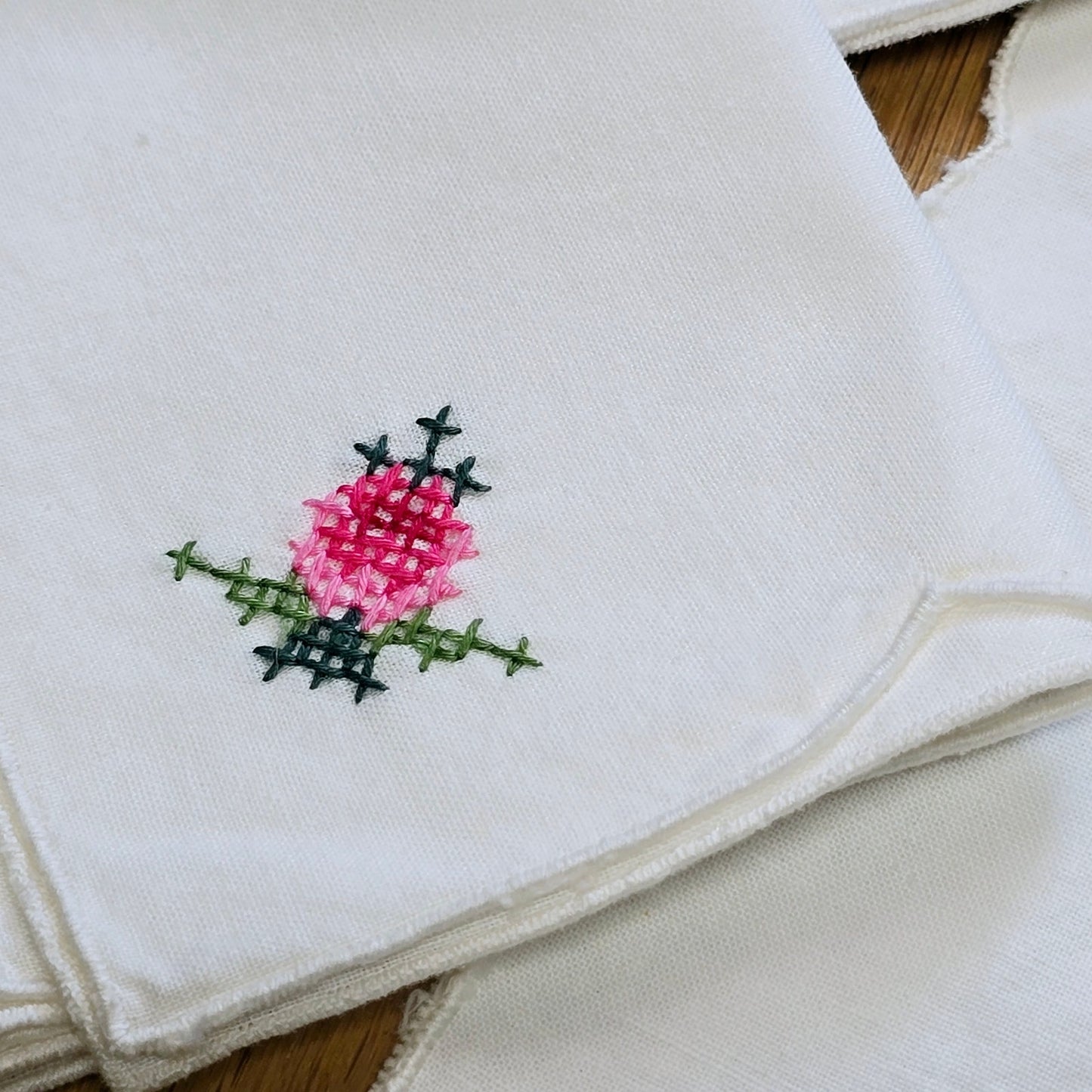 Floral Embroidered Table Runner with 3 Napkins