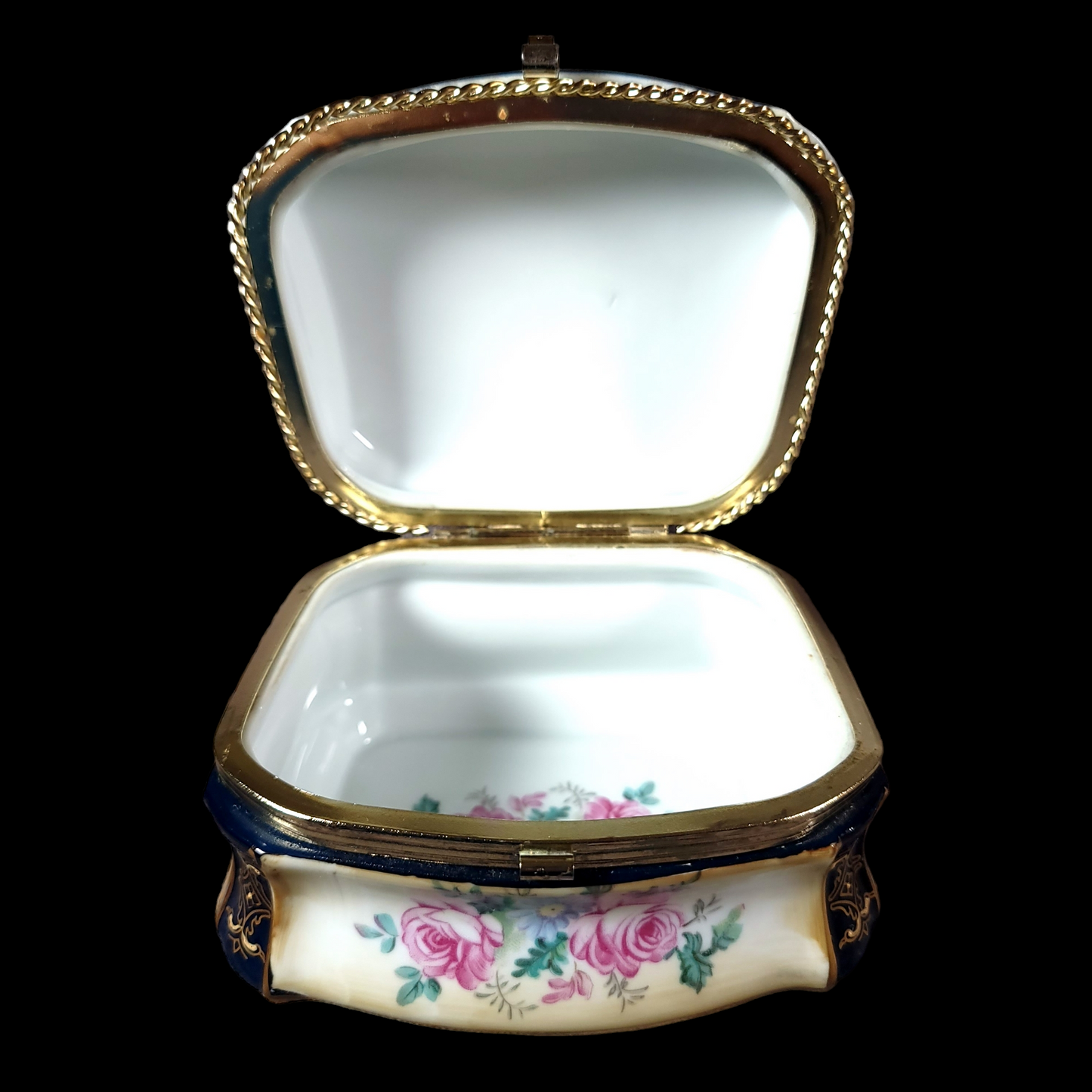 Vintage Porcelain Trinket Box Hand-Painted Courting Coupl3