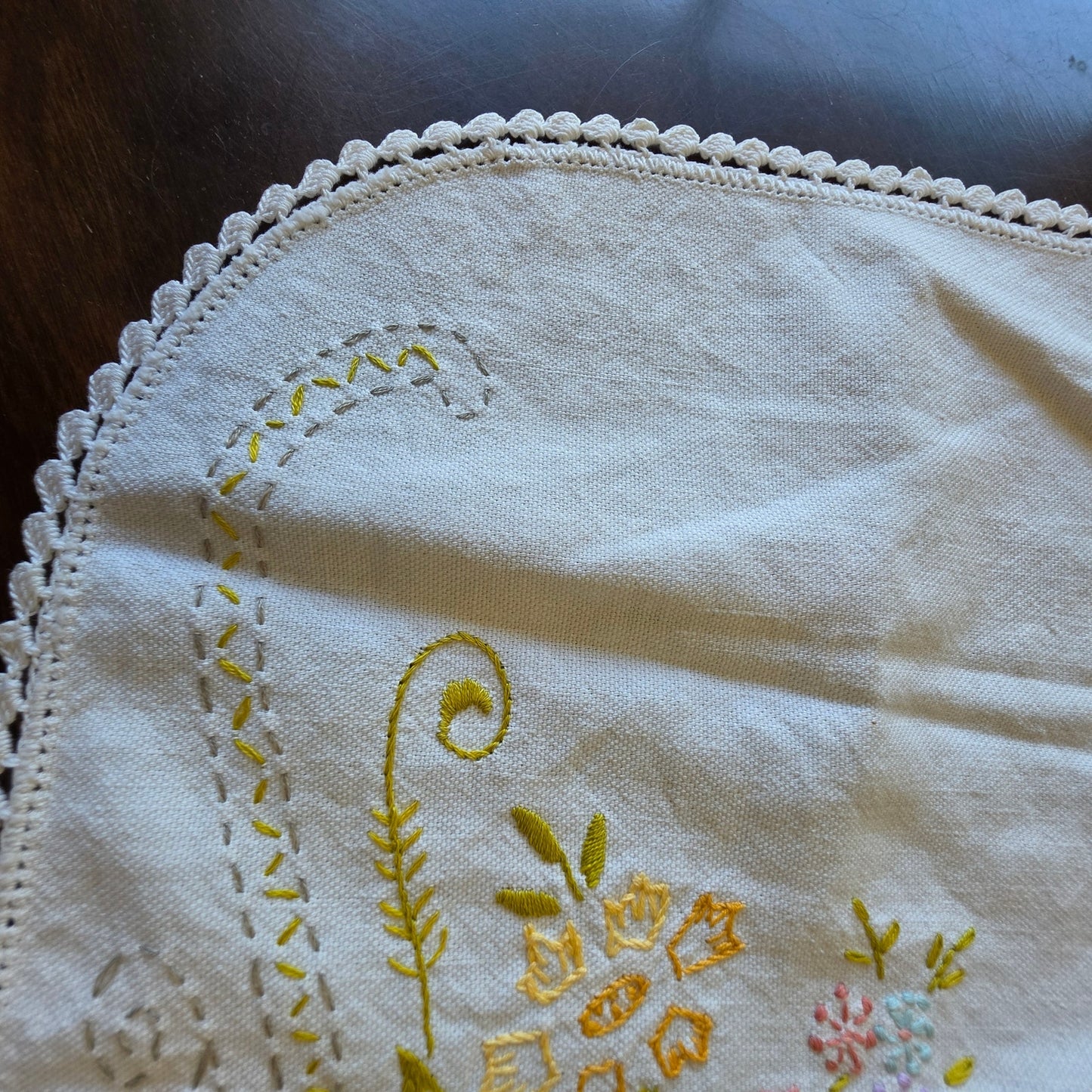Vintage Embroidered Floral Scalloped Linen Placemat Dresser Scarf 17x10 Oblong