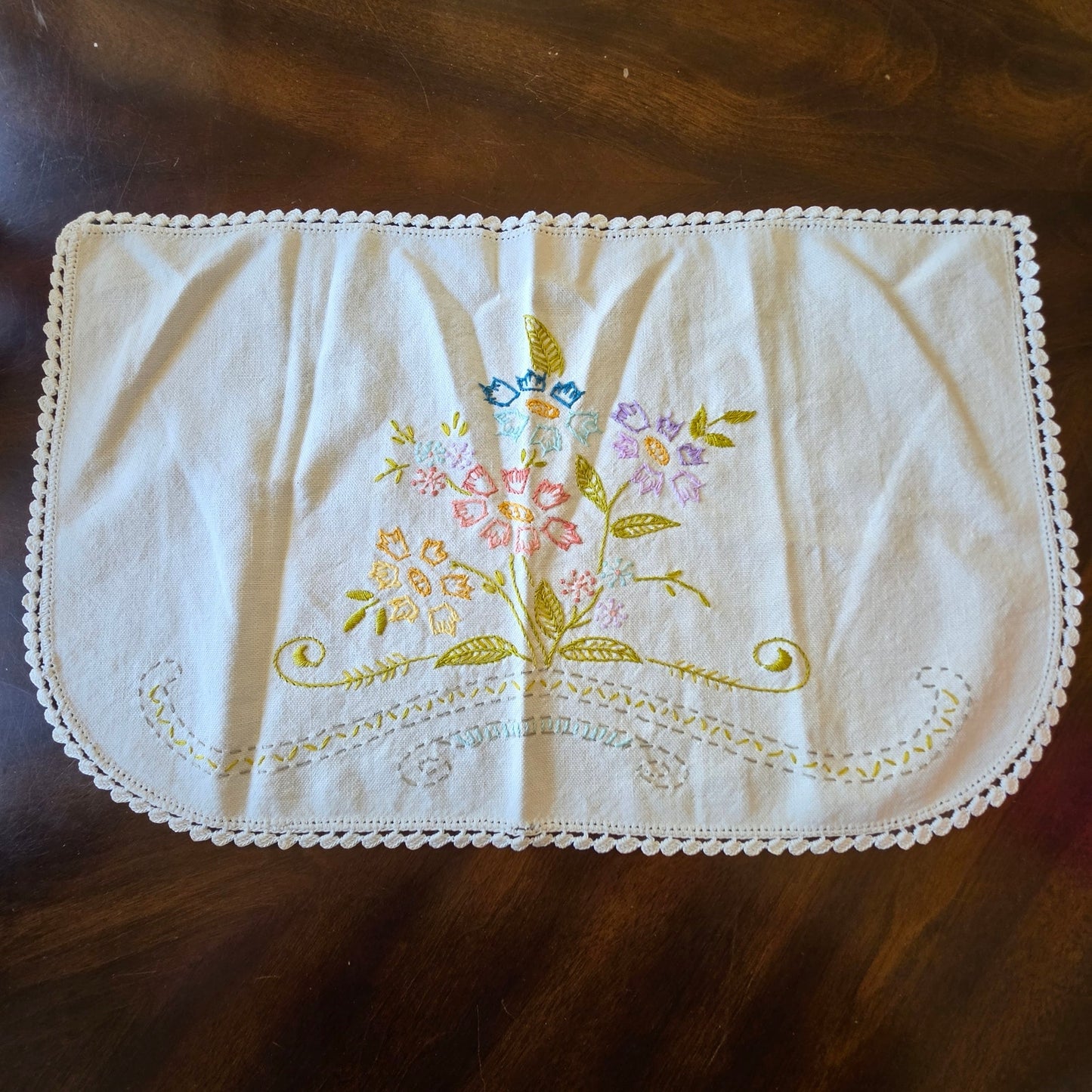Vintage Embroidered Floral Scalloped Linen Placemat Dresser Scarf 17x10 Oblong