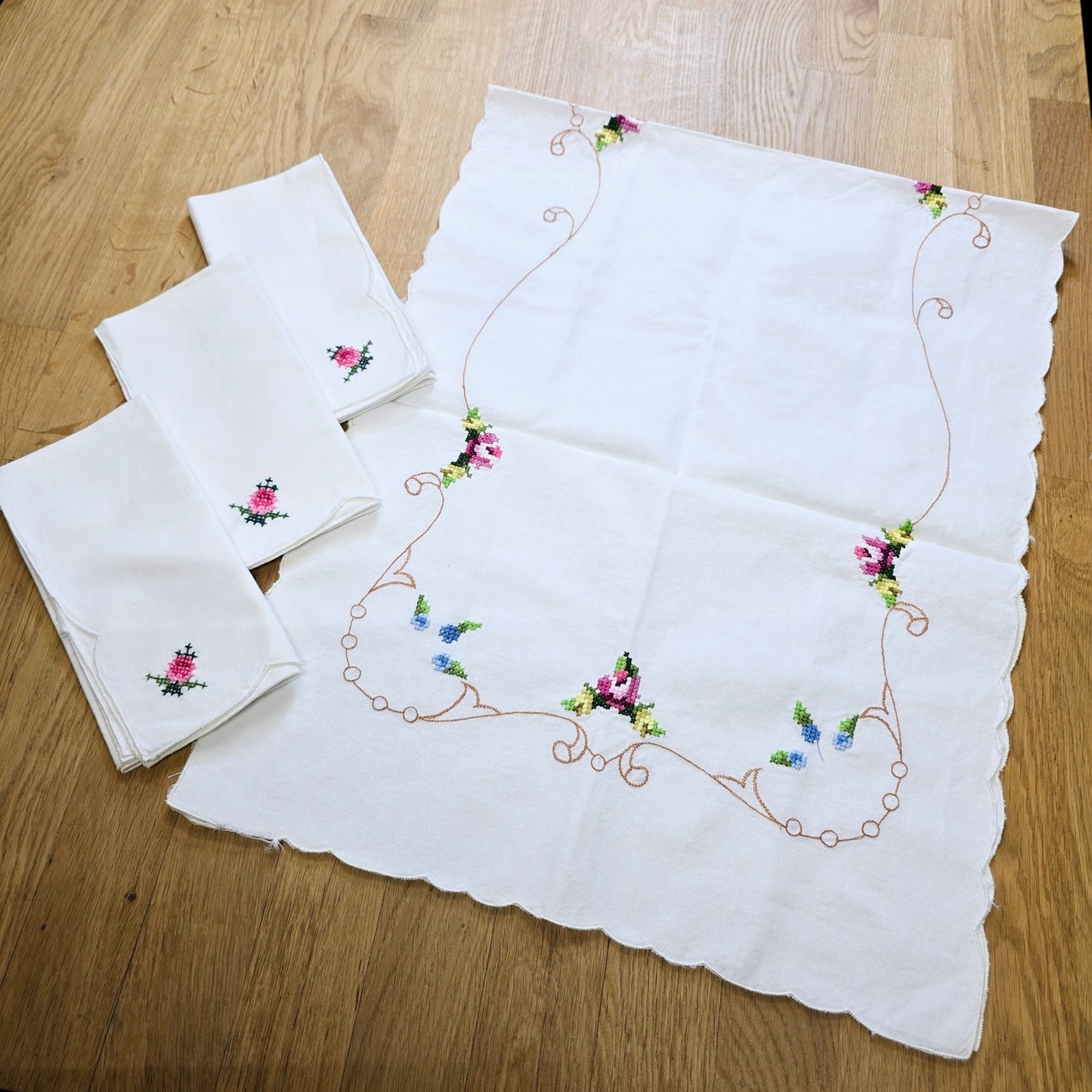 Floral Embroidered Table Runner with 3 Napkins