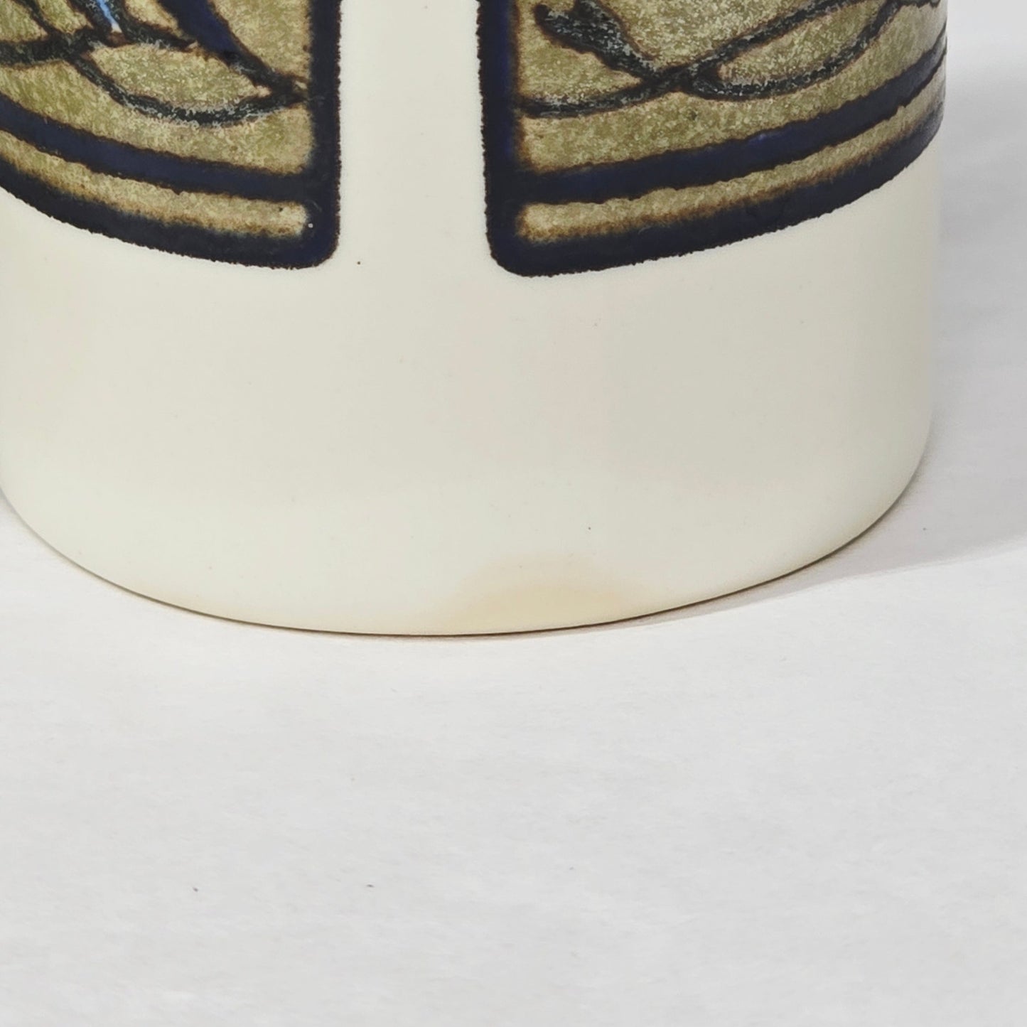 Mikasa Arabella Intaglio Salt and Pepper Shakers CAC01 - Malaysia Stoneware