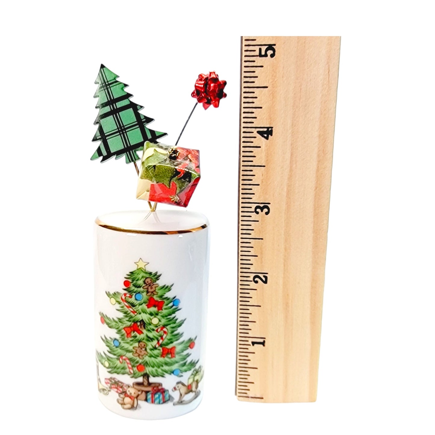 Christmas Tree Shaker Display with 3 Pins: Tree, Present and Ornament Pins