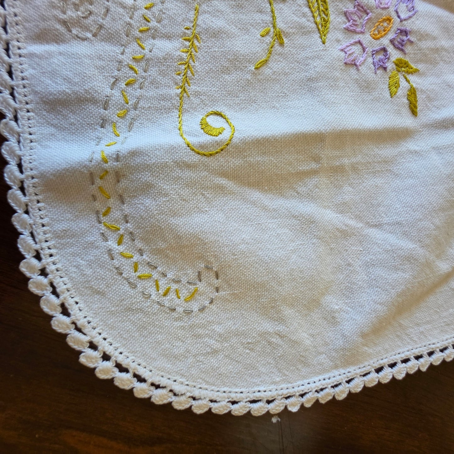 Vintage Embroidered Floral Scalloped Linen Placemat Dresser Scarf 17x10 Oblong